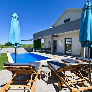 Ferienhaus Luxurious Natali, Pridraga
